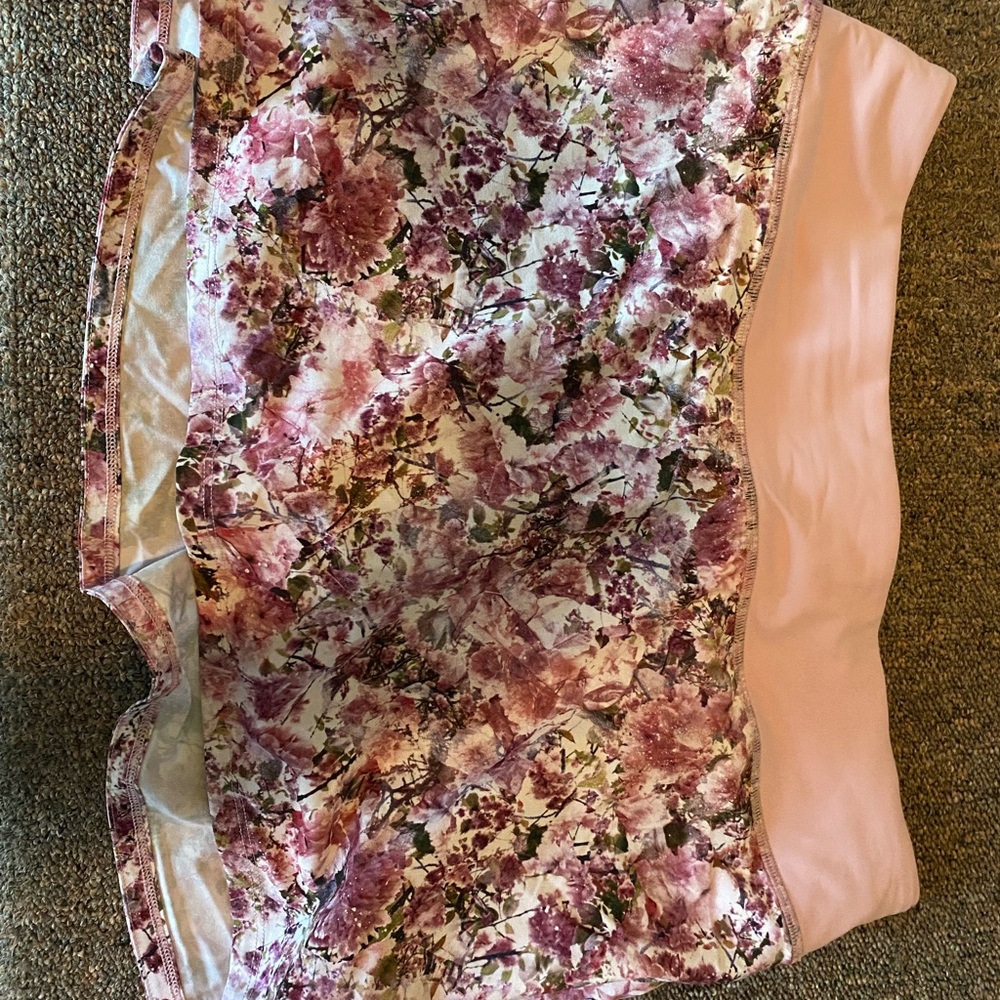 Lululemon Women Floral Pink and Purple Skirt Sz 8